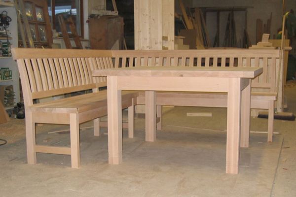 Anfertigung von Stühlen und Bänken als Leistung der Tischlerei Breidenbach und Flocke