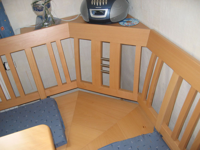 Eckbank mit Tisch hergestellt von Tischlerei Breidenbach und Flocke