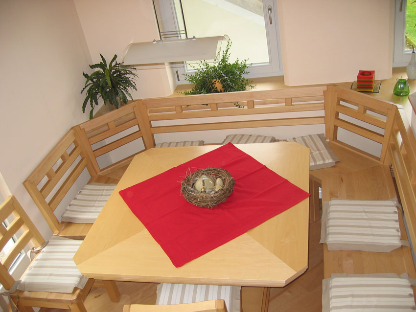 Eckbank mit Tisch hergestellt von Tischlerei Breidenbach und Flocke