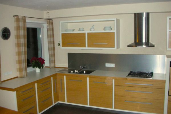 kuechenbau-kuechenmoebel-als-leistung-der-tischlerei-breidebach-und-flocke-aus-meerhof Anfertigung von einzelnen Küchenmöbelstücken sowie allgemein Küchenbau als Leistung der Tischlerei Flocke