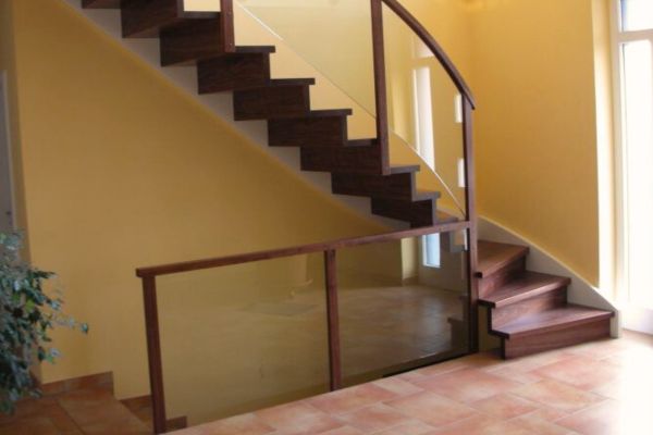 Sondertreppen aus einer Kombination aus Holz und Glas als Leistung der Tischlerei Breidenbach und Flocke aus Marsberg-Meerhof