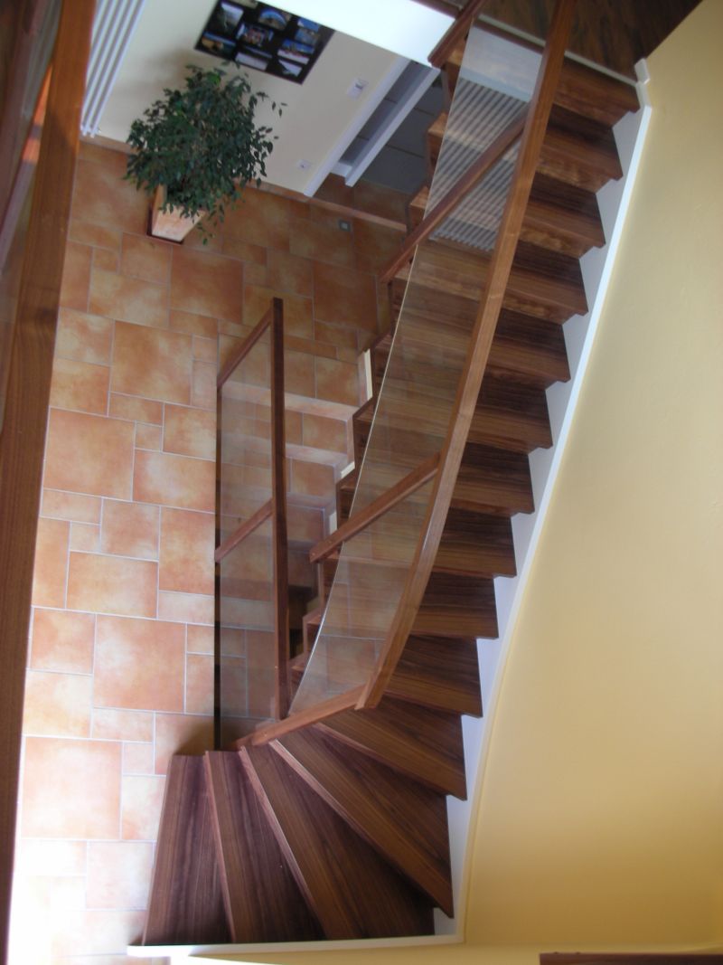 Individuell angfertigte Treppe von der Tischlerei Breidenbach und Flocke aus Marsberg-Meerhof