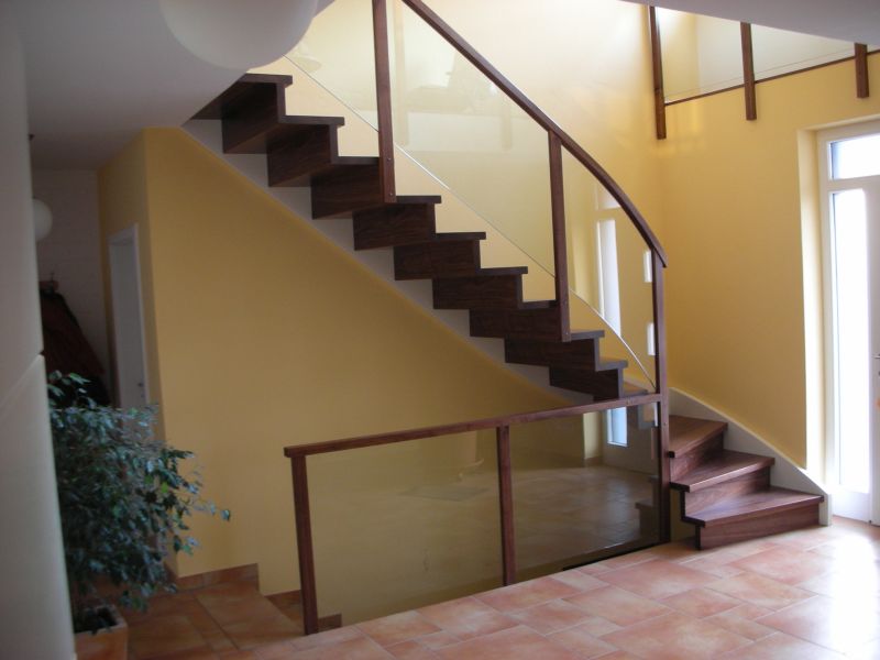 Individuell angfertigte Treppe von der Tischlerei Breidenbach und Flocke aus Marsberg-Meerhof