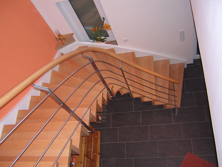 Individuell angefertigte Treppe von der Tischlerei Breidenbach und Flocke aus Marsberg-Meerhof