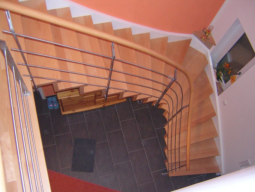 Individuell angefertigte Treppe von der Tischlerei Breidenbach und Flocke aus Marsberg-Meerhof