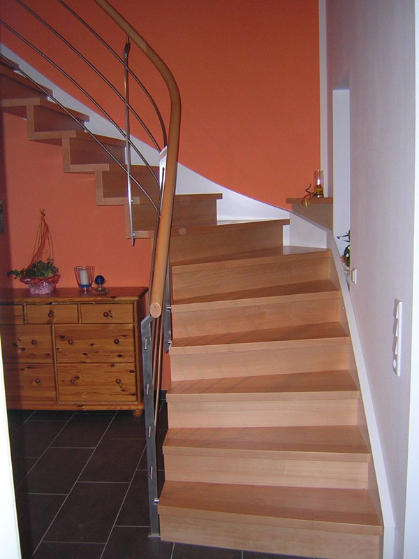 Individuell angefertigte Treppe von der Tischlerei Breidenbach und Flocke aus Marsberg-Meerhof