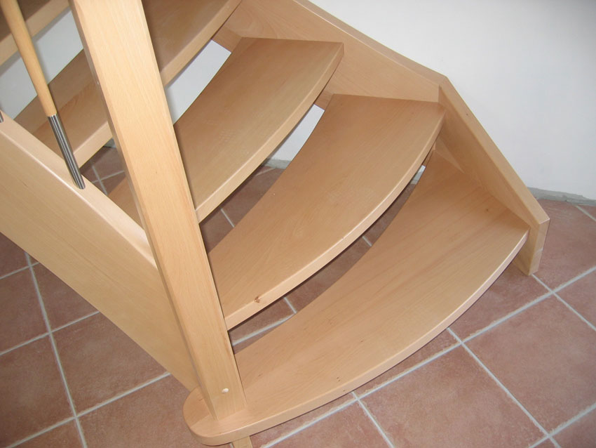 Individuell angefertigte Treppe von der Tischlerei Breidenbach und Flocke aus Marsberg-Meerhof