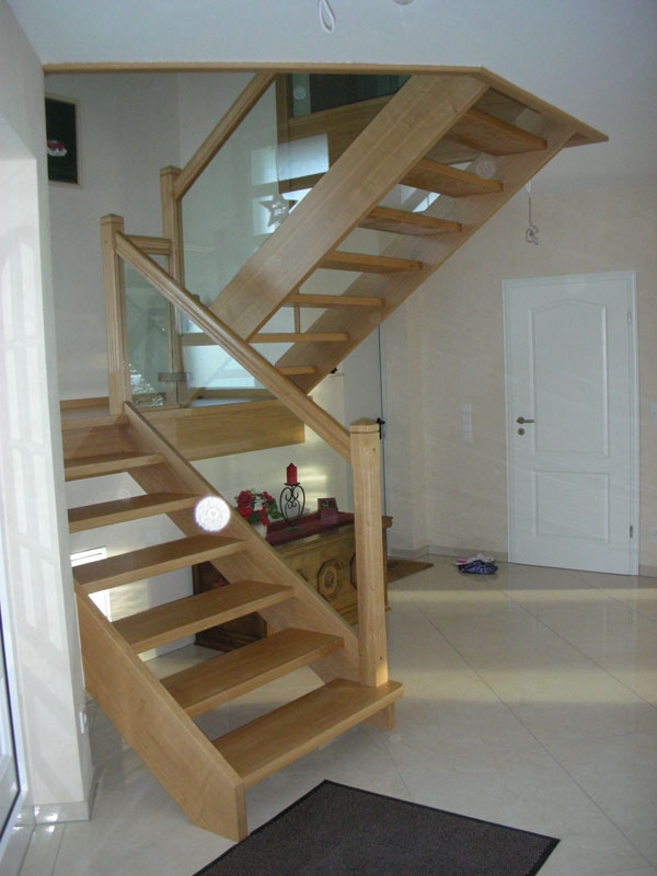 Individuell angefertigte Treppe von der Tischlerei Breidenbach und Flocke aus Marsberg-Meerhof