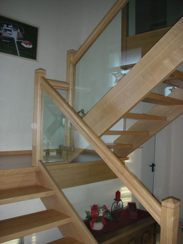 Individuell angefertigte Treppe von der Tischlerei Breidenbach und Flocke aus Marsberg-Meerhof