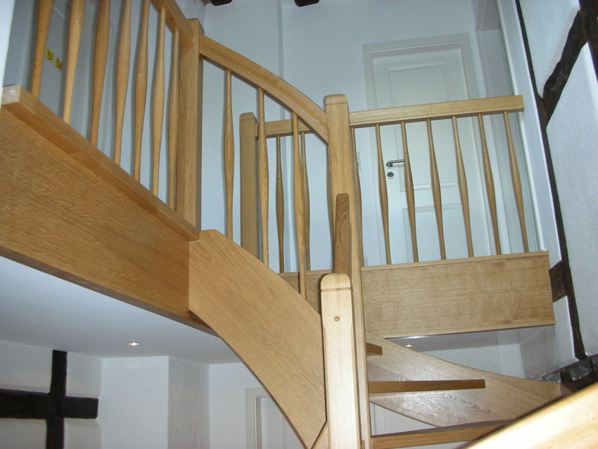 Individuell angefertigte Treppe von der Tischlerei Breidenbach und Flocke aus Marsberg-Meerhof