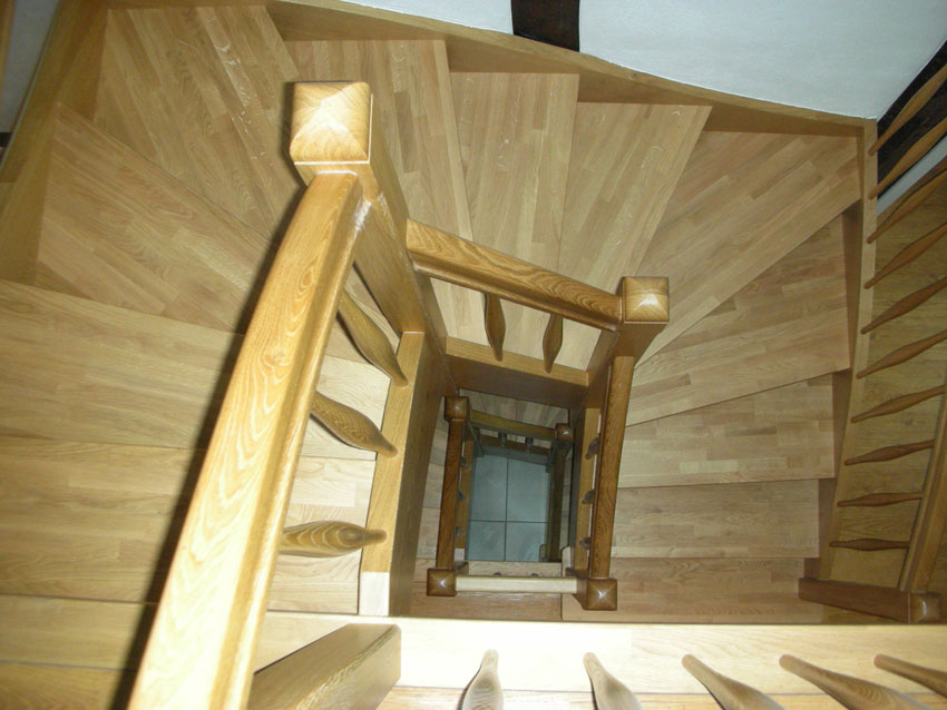 Individuell angefertigte Treppe von der Tischlerei Breidenbach und Flocke aus Marsberg-Meerhof