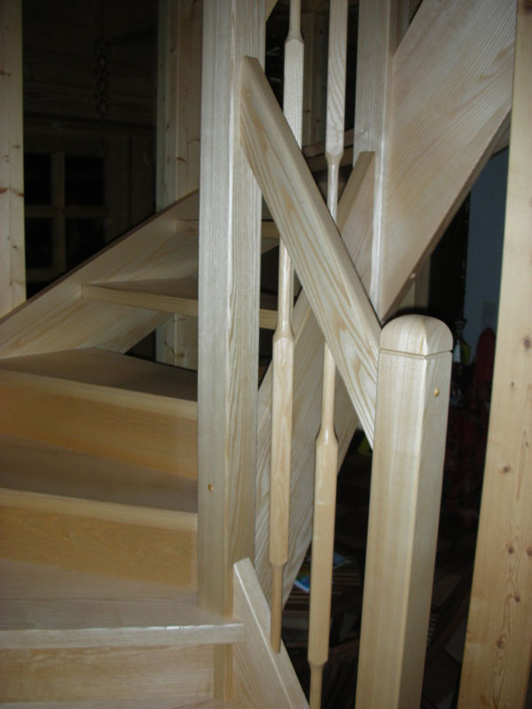 Individuell angefertigte Treppe von der Tischlerei Breidenbach und Flocke aus Marsberg-Meerhof