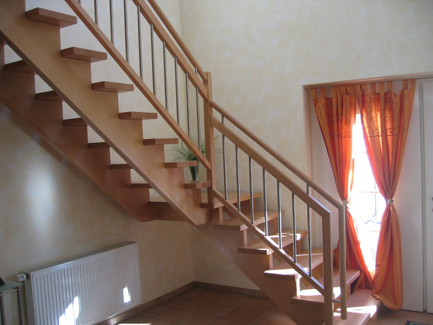 Individuell angefertigte Treppe von der Tischlerei Breidenbach und Flocke aus Marsberg-Meerhof