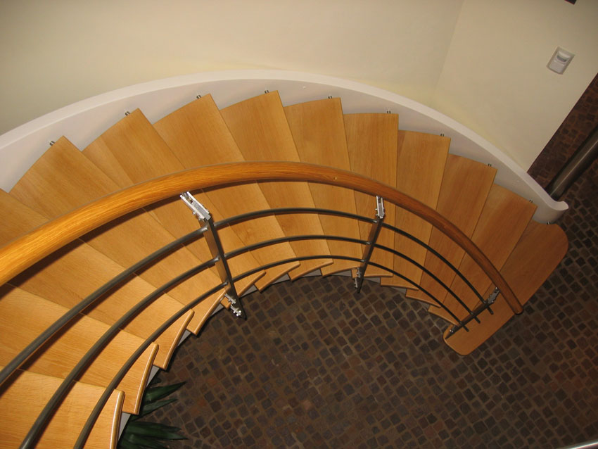 Individuell angefertigte Treppe von der Tischlerei Breidenbach und Flocke aus Marsberg-Meerhof