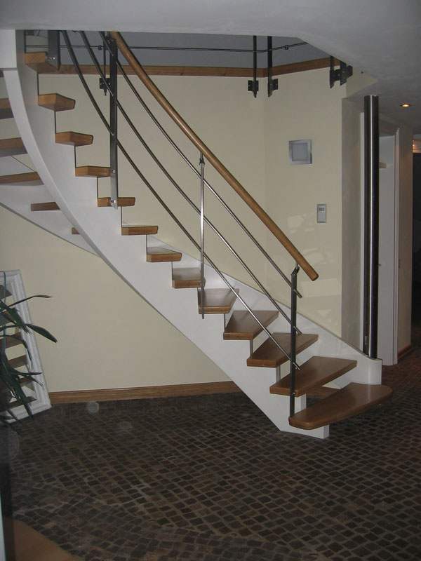 Individuell angefertigte Treppe von der Tischlerei Breidenbach und Flocke aus Marsberg-Meerhof