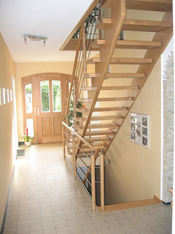 Individuell angefertigte Treppe von der Tischlerei Breidenbach und Flocke aus Marsberg-Meerhof