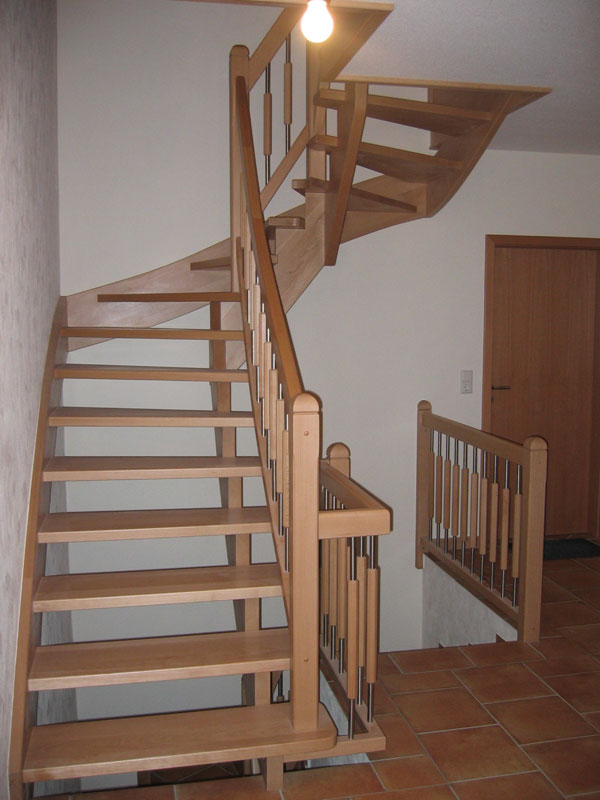 Individuell angfertigte Treppe von der Tischlerei Breidenbach und Flocke aus Marsberg-Meerhof
