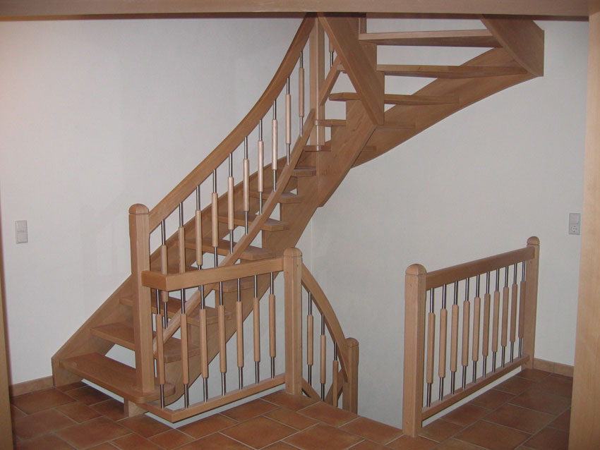 Individuell angfertigte Treppe von der Tischlerei Breidenbach und Flocke aus Marsberg-Meerhof