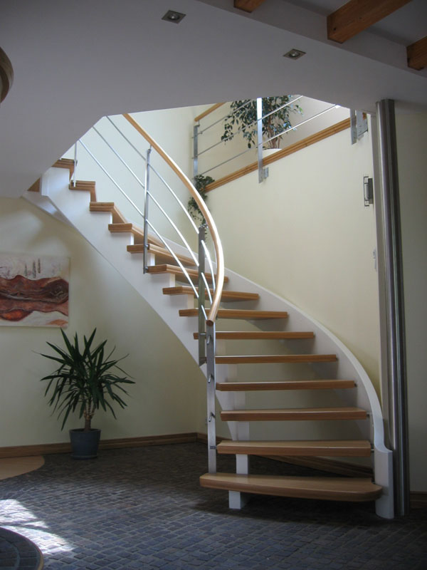 Individuell angfertigte Treppe von der Tischlerei Breidenbach und Flocke aus Marsberg-Meerhof