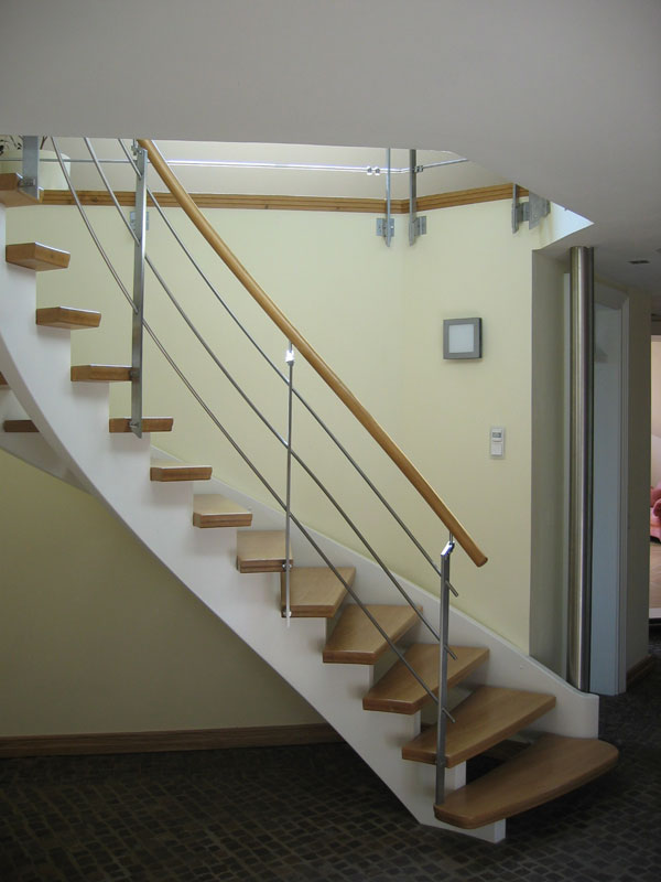 Individuell angfertigte Treppe von der Tischlerei Breidenbach und Flocke aus Marsberg-Meerhof