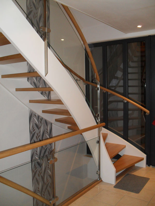 Individuell angfertigte Treppe von der Tischlerei Breidenbach und Flocke aus Marsberg-Meerhof