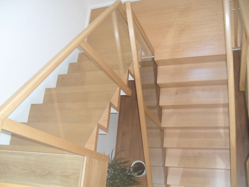 Individuell angfertigte Treppe von der Tischlerei Breidenbach und Flocke aus Marsberg-Meerhof