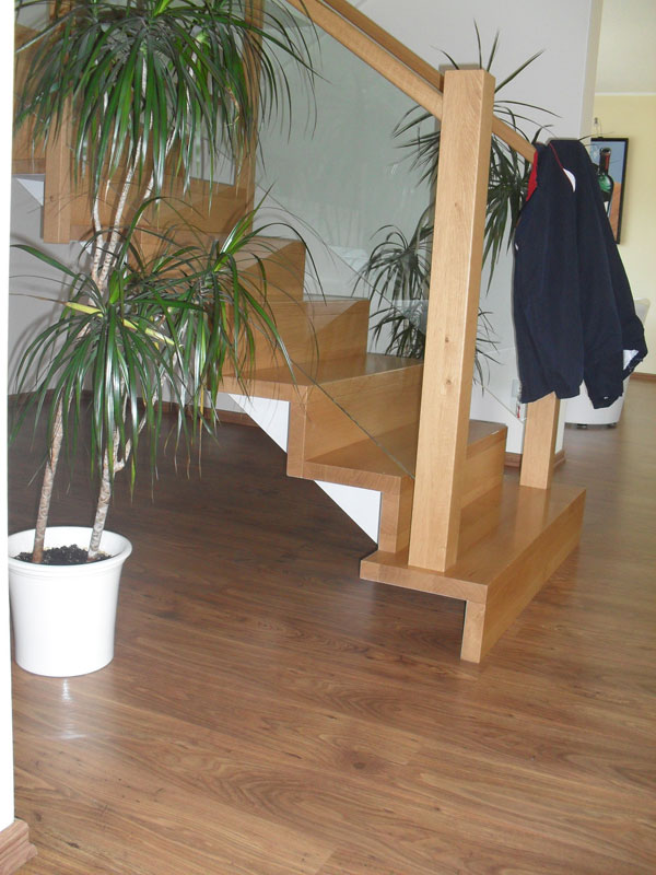 Individuell angfertigte Treppe von der Tischlerei Breidenbach und Flocke aus Marsberg-Meerhof