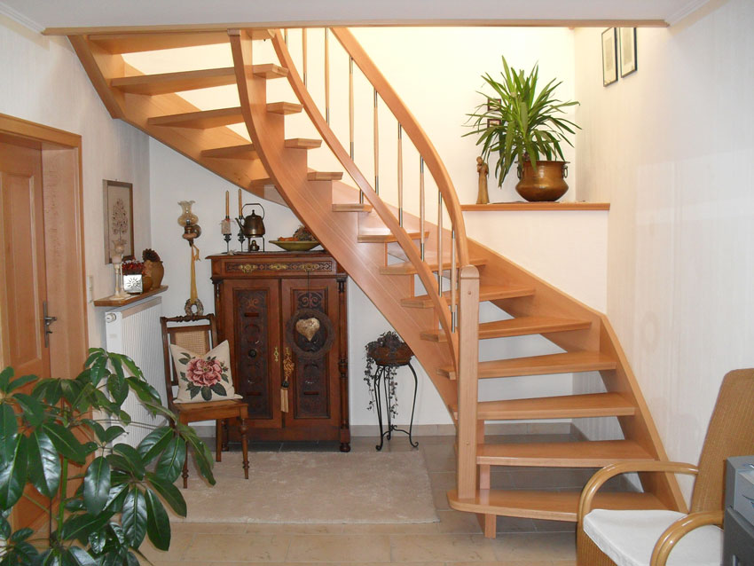 Individuell angfertigte Treppe von der Tischlerei Breidenbach und Flocke aus Marsberg-Meerhof