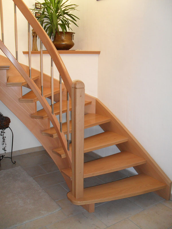 Individuell angfertigte Treppe von der Tischlerei Breidenbach und Flocke aus Marsberg-Meerhof