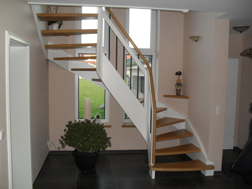 Individuell angfertigte Treppe von der Tischlerei Breidenbach und Flocke aus Marsberg-Meerhof