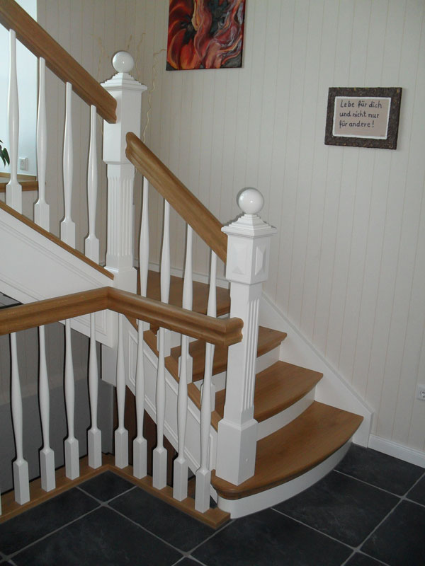 Individuell angfertigte Treppe von der Tischlerei Breidenbach und Flocke aus Marsberg-Meerhof