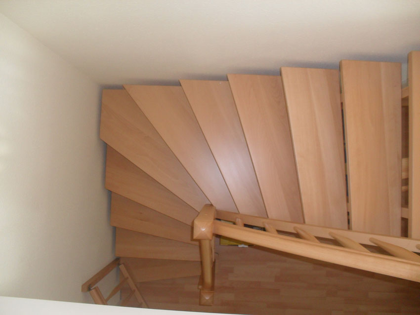 Individuell angfertigte Treppe von der Tischlerei Breidenbach und Flocke aus Marsberg-Meerhof