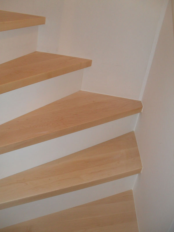 Individuell angfertigte Treppe von der Tischlerei Breidenbach und Flocke aus Marsberg-Meerhof