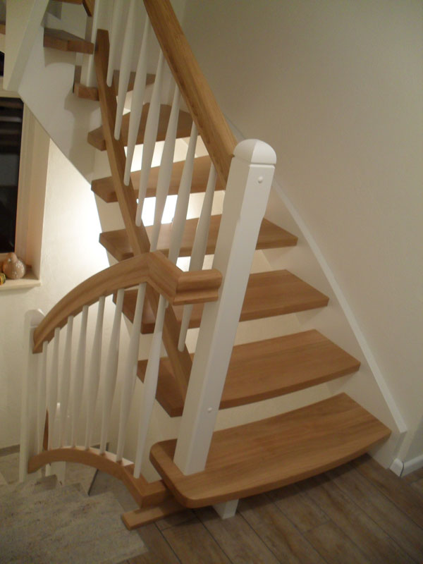 Individuell angfertigte Treppe von der Tischlerei Breidenbach und Flocke aus Marsberg-Meerhof
