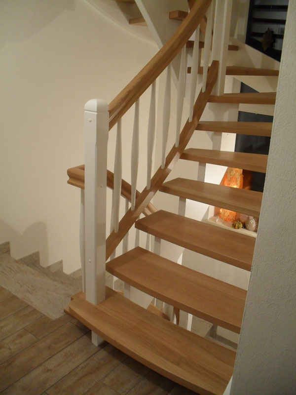 Individuell angfertigte Treppe von der Tischlerei Breidenbach und Flocke aus Marsberg-Meerhof
