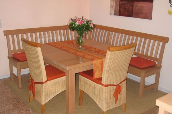 Eckbank, Sitzbank, Stühle und Küchentisch als Kombination - individuell angefertigt von der Tischlerei Breidenbach und Flocke